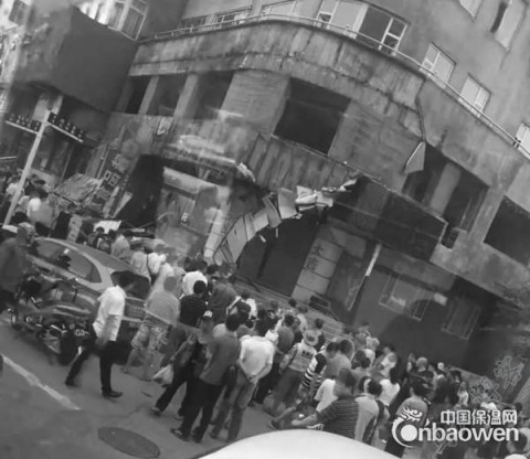 禍從天降！延吉一老樓保溫板突然墜落 砸倒樓下擺攤老人