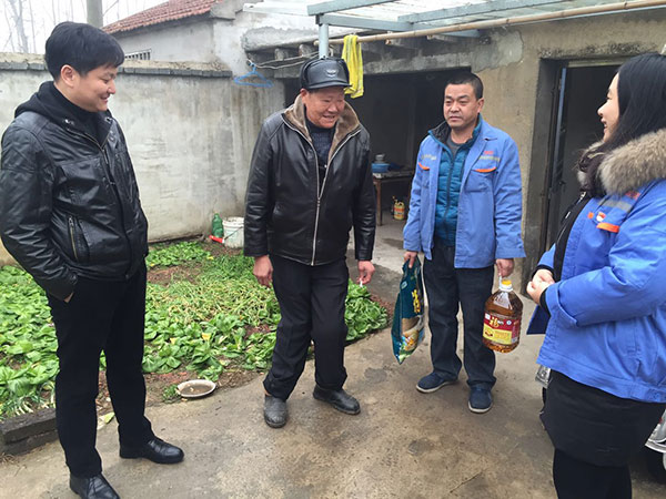 瑞聯(lián)建材為困難群眾送去過(guò)年的米和油 瑞聯(lián)建材為困難群眾送去過(guò)年的米和油