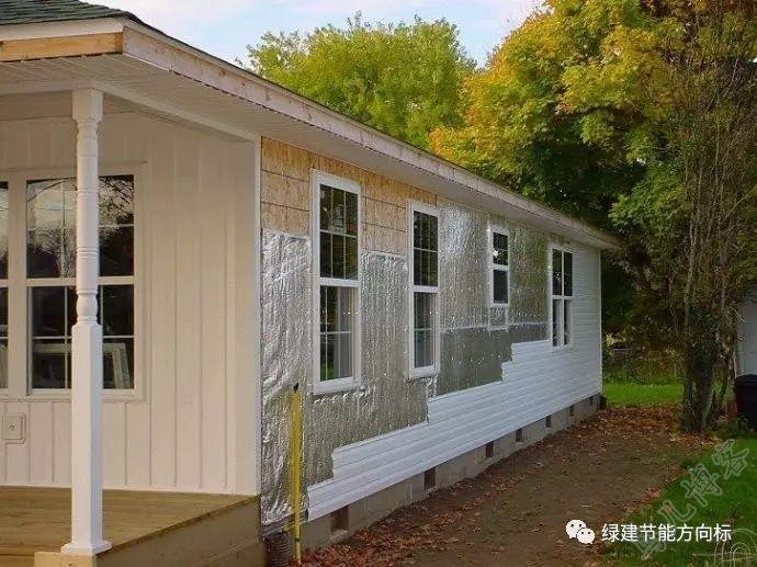 工人正在錨固聚氨酯復合板 工人正在錨固聚氨酯復合板