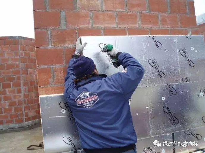 工人正在安裝聚氨酯保溫板 工人正在安裝聚氨酯保溫板