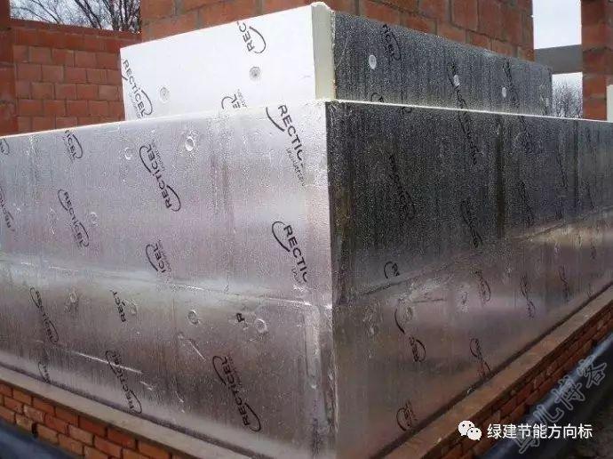 工人正在錨固聚氨酯復合板 工人正在錨固聚氨酯復合板