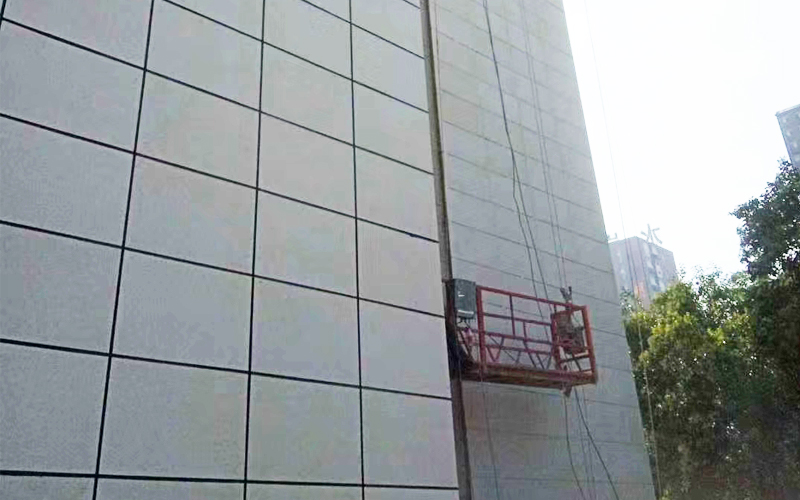 工人正在進行外墻保溫一體板安裝 工人正在進行外墻保溫一體板安裝